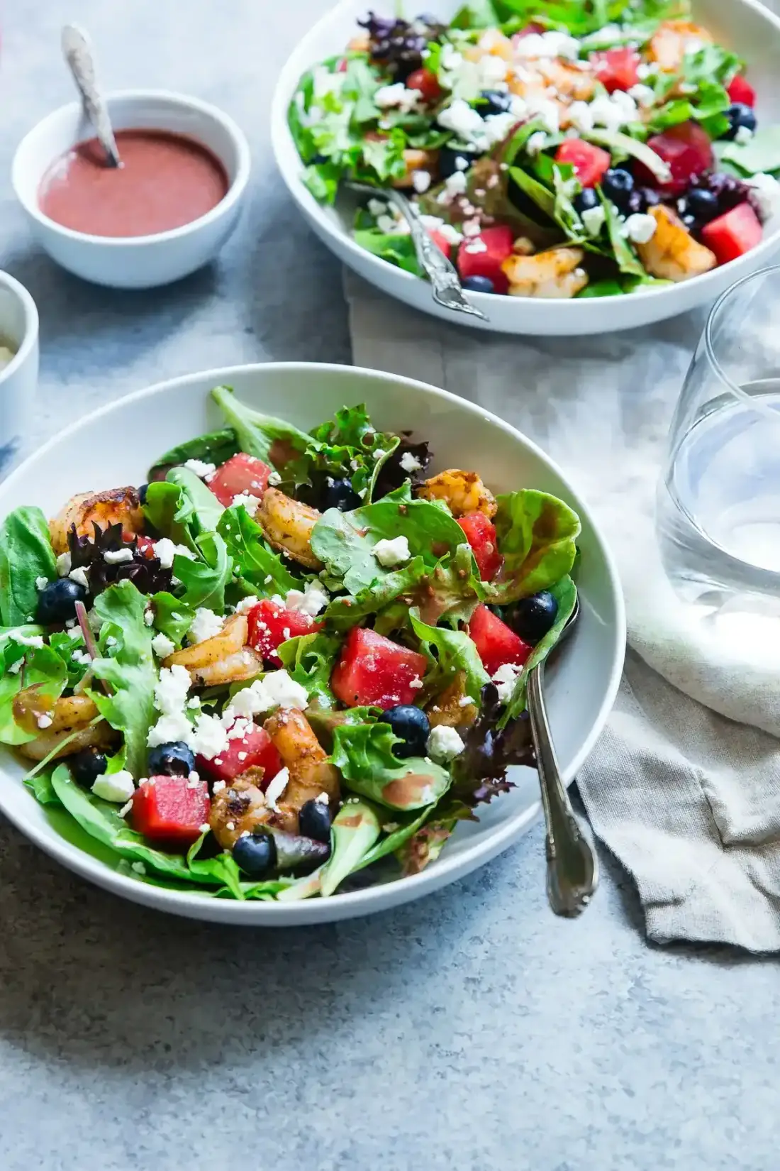 Salada com folhas, melancia, mirtilo e queijo em prato branco