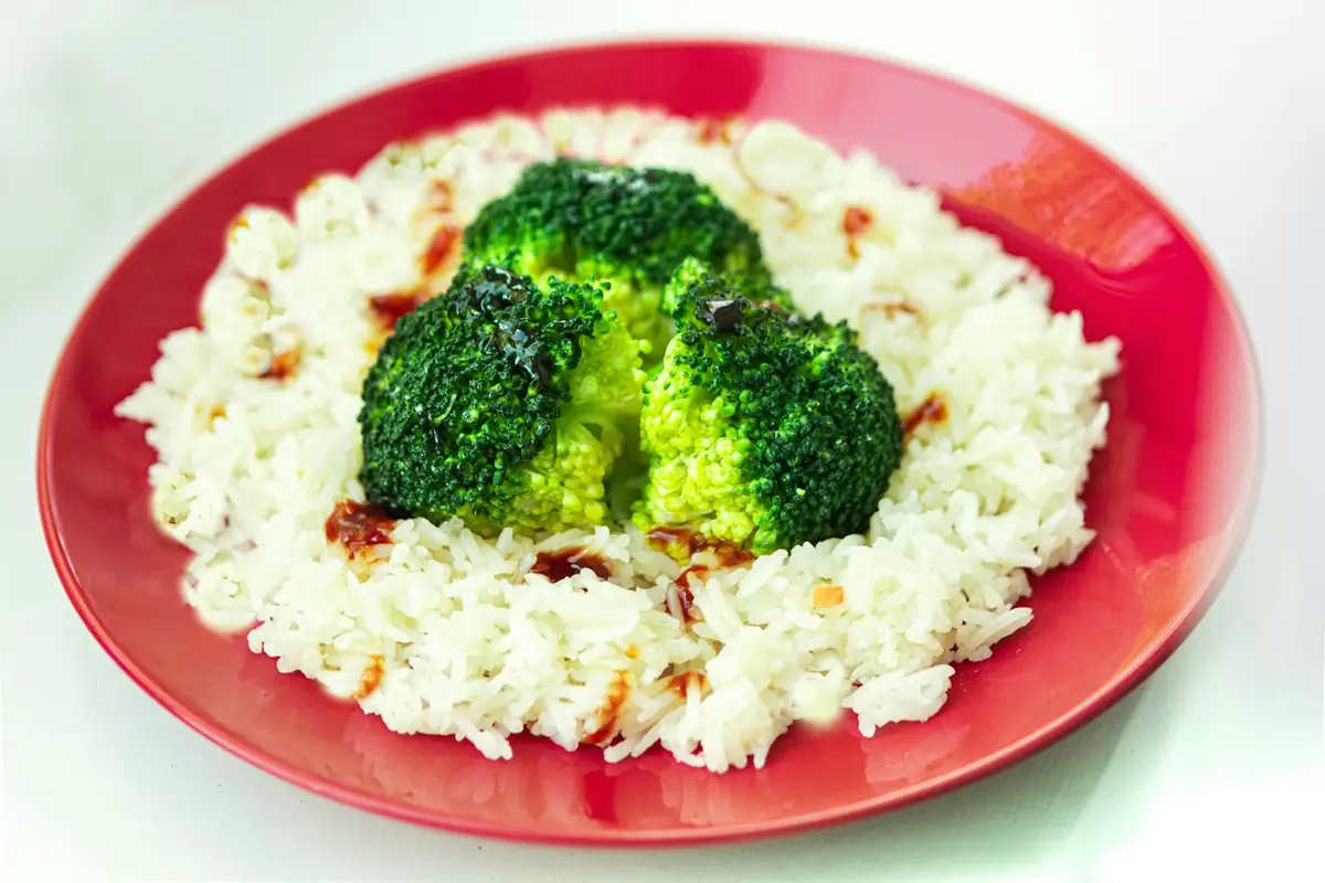 Imagem ilustrativa: arroz com brócolis leve