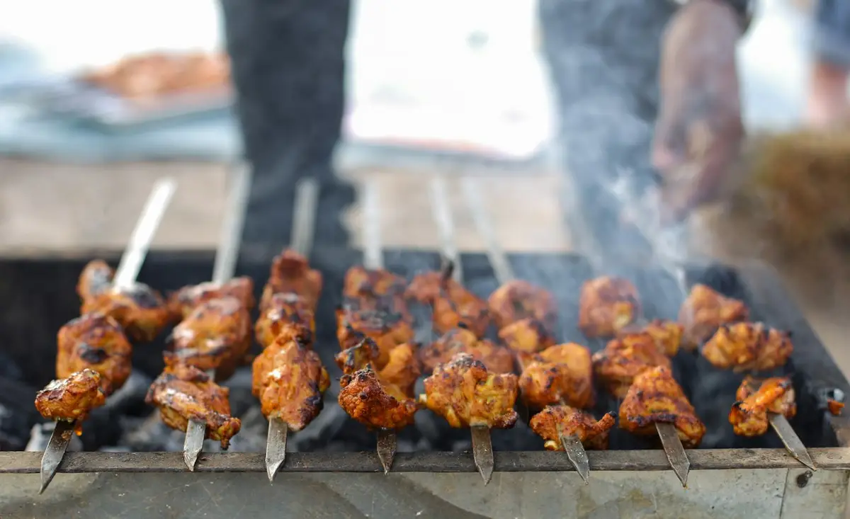 Imagem ilustrativa: frango tikka leve de forno