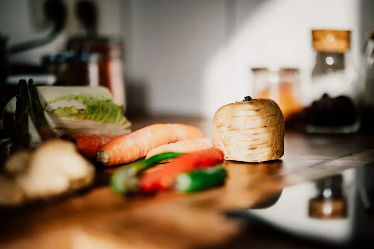 Bancada de cozinha com legumes e luz suave