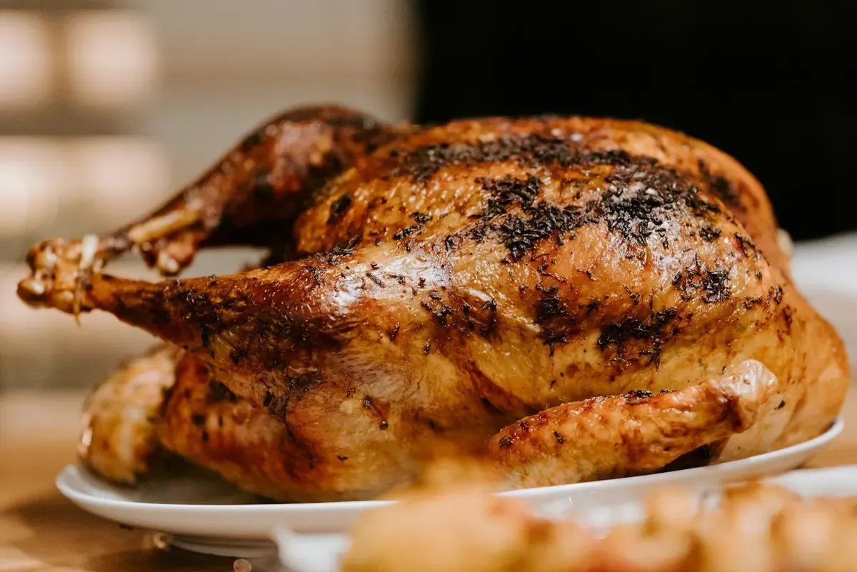 Frango assado inteiro temperado em travessa