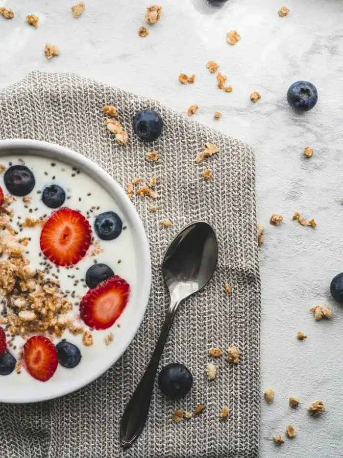 Imagem ilustrativa: iogurte com frutas e aveia no pote