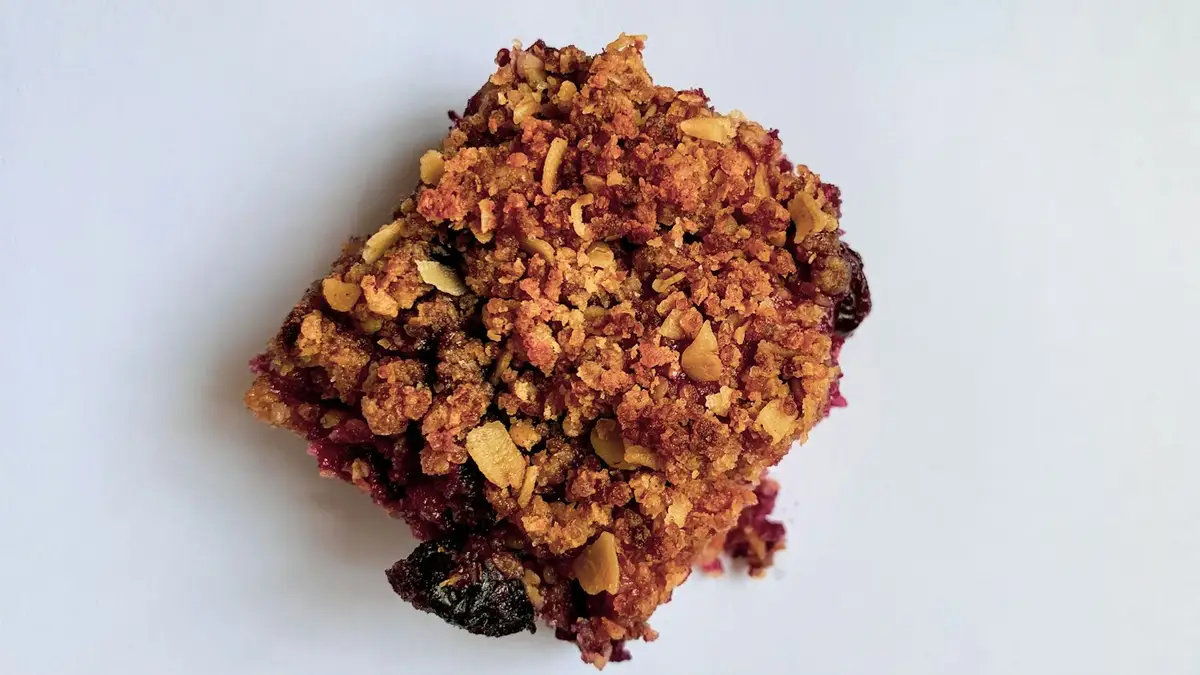 Imagem ilustrativa: crumble de morango com aveia sem açúcar