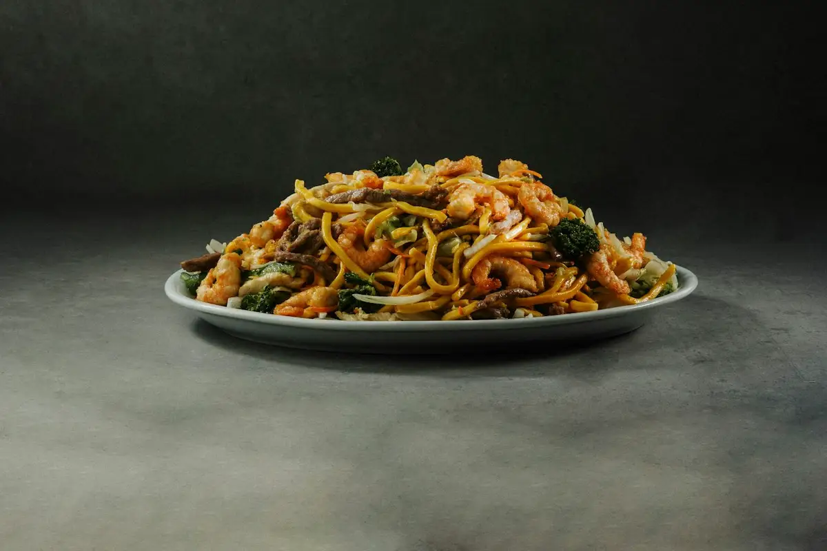 Imagem ilustrativa: yakisoba de legumes leve