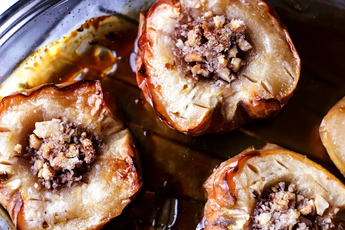 Imagem ilustrativa: maçã assada na airfryer com aveia e canela