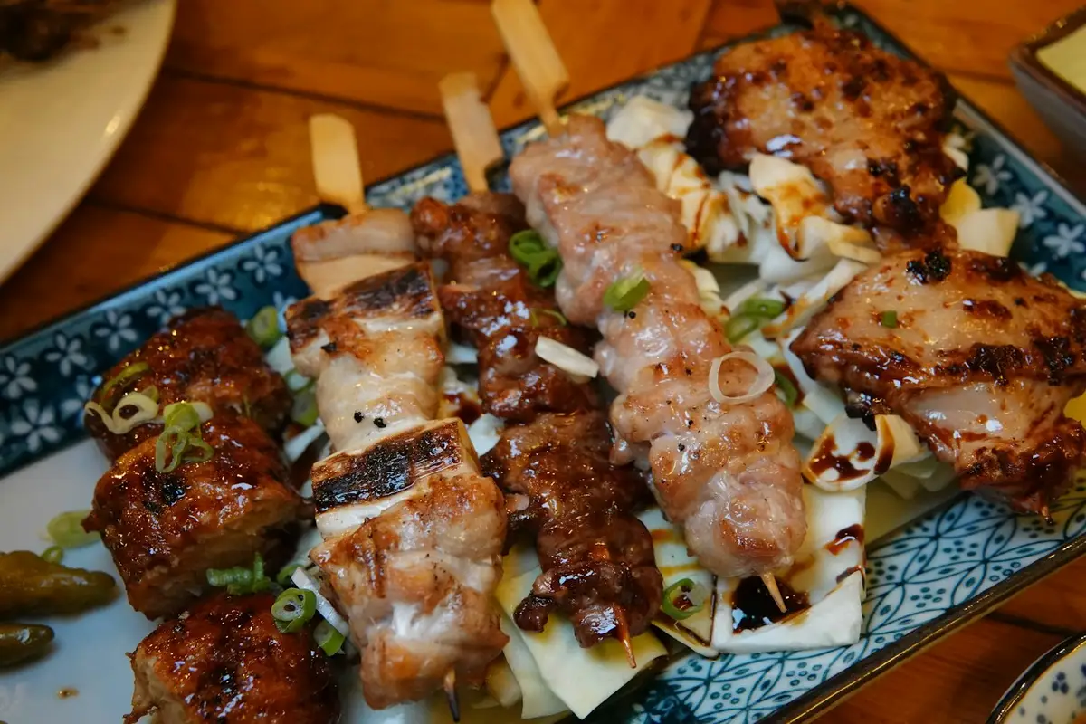 Imagem ilustrativa: yakitori de frango na airfryer